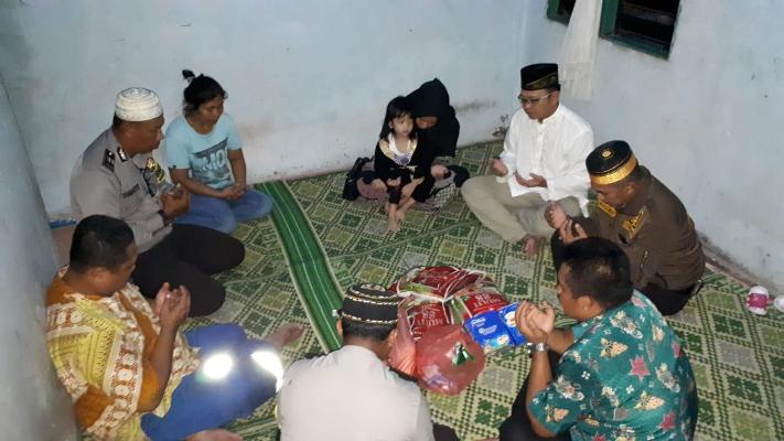 Mulyati Bersyukur Ada Polisi Peduli dan Berbagi kepada Neneknya